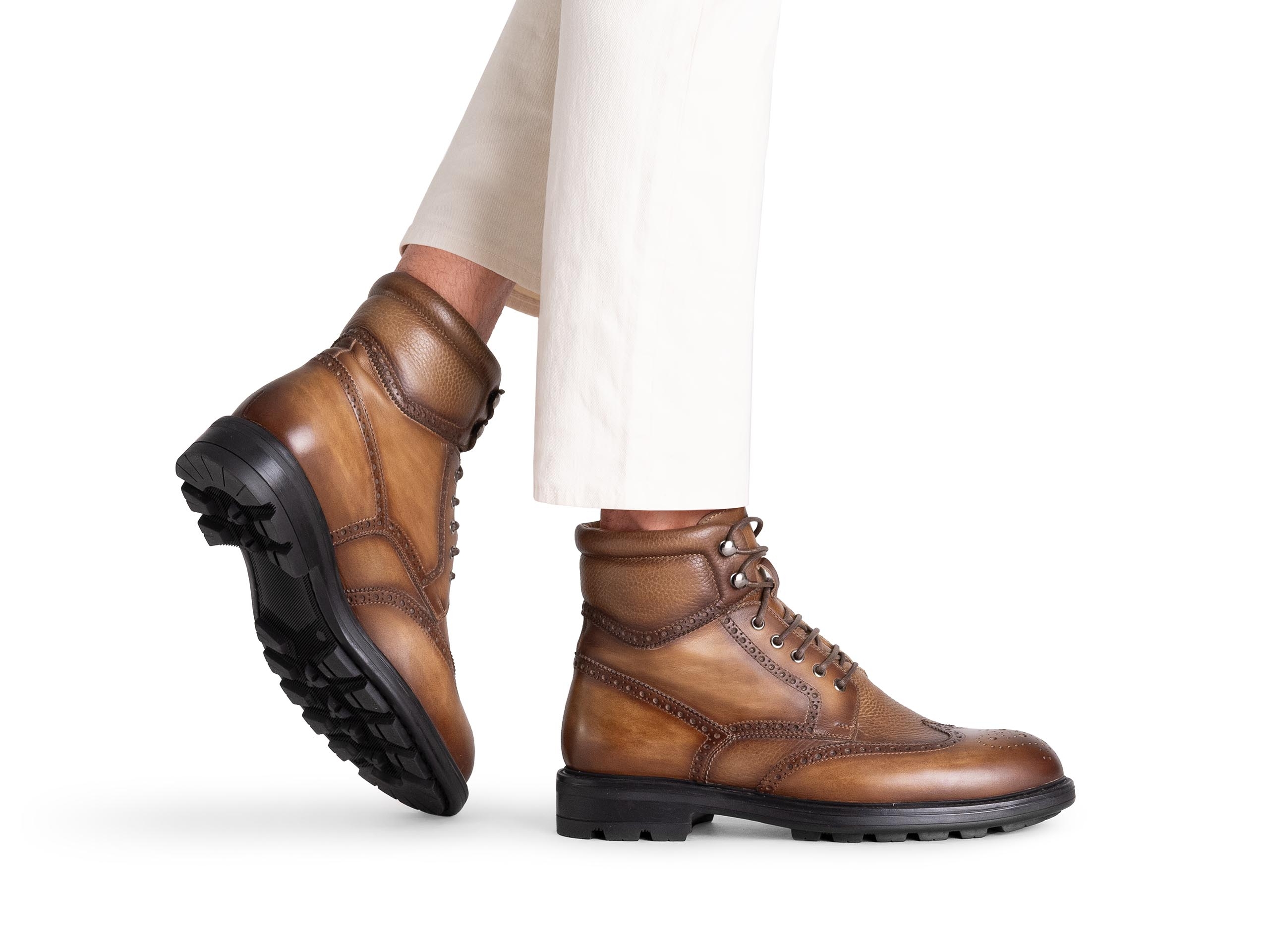 The Daroca Torba is paired well with light colored pants