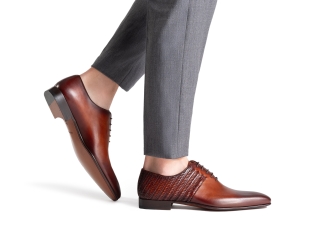 The Carmo Cognac pairs well with grey pants