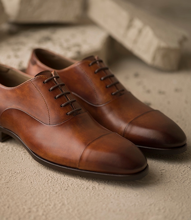 Close up of the Magnanni Bolo lace up on some rocks.