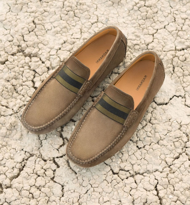 Loira Torba Suede shoes on cracked dirt.