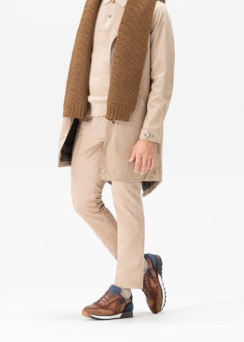 Elevate a light neutral ensemble by incorporating the taupe and navy accents of the Aero
                                Navy / Brown. The iconic runner silhouette introduces a striking color contrast to the outfit,
                                composed of beige pants, a sweater, a coat, and a vibrant touch from a caramel scarf.